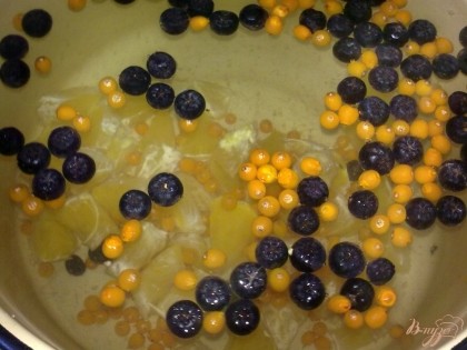 Сложить все ягоды и апельсин в кастрюлю, залить водой и довести до кипения. Добавить сахар и корицу и варить еще 3 минуты.
