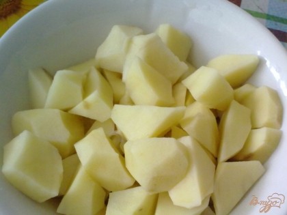 Картофель очистить, вымыть и нарезать кубиками.