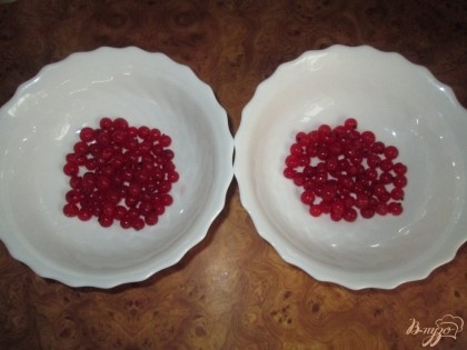 На дно тарелки уложить немного свежих ягод смородины.
