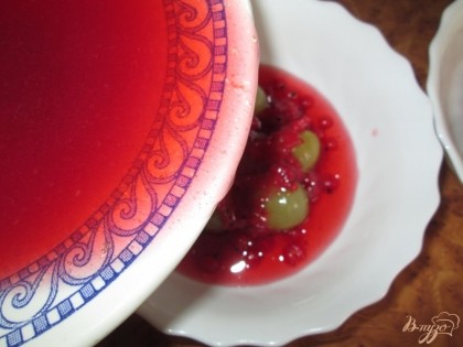 Залить ягоды соком с разведенным желатином, аккуратно, струйкой.