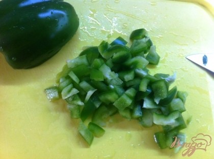 Очищаем и нарезаем болгарский перец, я беру всегда зеленый.