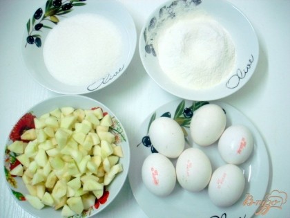 Для теста нам понадобятся яйца, мука, сахар и яблоки. Если вы любите ванильный сахар и корица.
