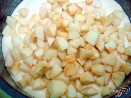 Яблоки очищаем от кожицы и нарезаем мелкими кубиками. Чашу мультиварки смазываем сливочным маслом. Выливаем половину теста, на него яблоки и вторую половину теста. Аккуратно силиконовой лопаткой перемешиваем, чтобы яблоки равномерно расположились в тесте.