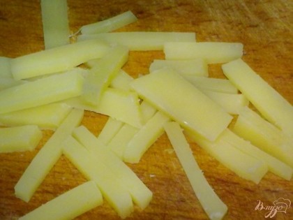 Твердый сыр нарезать соломкой или брусочками.Смешать сыр и перец.