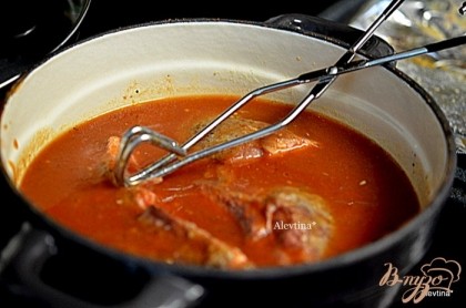 В жаровню вылить соус, ребра порезать на порции, выложить чеснок в соус порубленный, добавить ребра, красный перец и поставить в духовку на 180 гр  2 &#189; часа.
