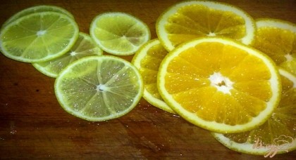 Лимон и апельсин вымойте и нарежьте кружочками.