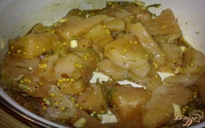 Кусочки курицы положите в миску, добавьте чеснок, соль, перец, горчицу, соевый соус, кориандр, перемешайте и оставьте на 20 минут. Можно использовать и другие специи. А еще можно добавить корень сельдерея.