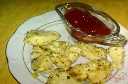 Готово! Готовую курицу выложить на тарелку и подавать с кетчупом. Также можно подавать в качестве гарнира свежие овощи.