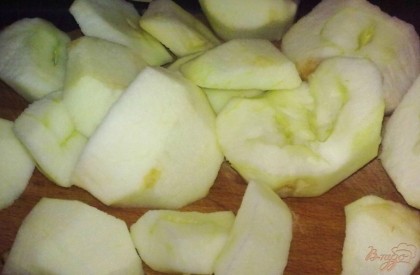 Яблоки моем и вытираем насухо. Лучше взять яблоки кисло-сладкие или половину сладких и половину кислых. Если у вас только кислые яблоки, то кладите сахара в два раза больше.Разрезаем на четыре части, удаляем семенное гнездо, снимаем кожицу.
