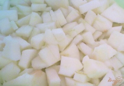 Нарезаем очищенные яблоки ломтиками, но не очень мелко.