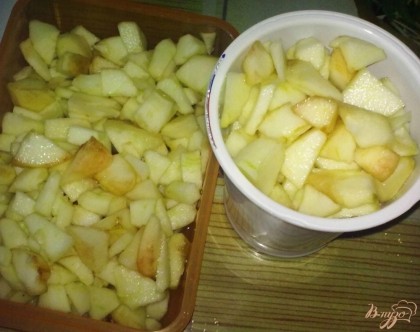 Перекладываем яблоки в посуду, поливаем сверху выделившимся соком, закрываем крышкой и ставим в морозильник до зимы.