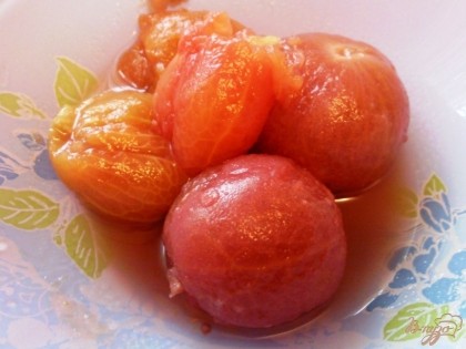 Соленые или (маринованные)помидоры чистим от шкурки.Она снимается легко.