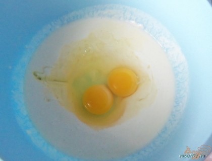 К набухшей манке добавить яйца.