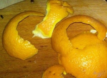 Апельсин вымыть и дать высохнуть. С апельсина срезать кожуру.