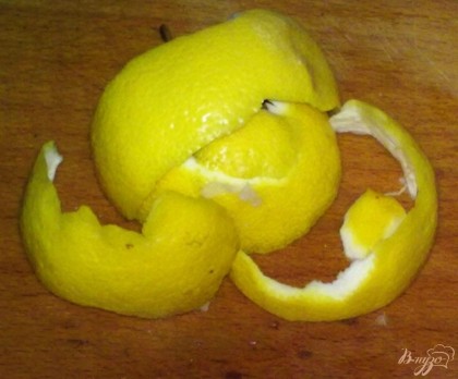 Лимон вымыть и вытереть насухо. Тонким слоем срезать кожуру.