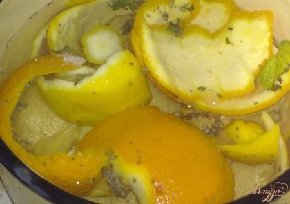кожуру лимона и апельсина положить в кастрюлю, залить водой и довести до кипения. Положить в кипящую воду гвоздику и лавровый лист. Проварите еще 2-3 минуты. Процедите.