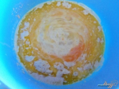К подошедшей опаре добавить яйца, ванилин, соль, растопленное масло.