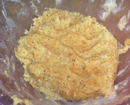 Смешать тертый сыр с мукой, добавить размягченное сливочное масло или маргарин, паприку, соль и сахар. Хорошо вымесить тесто.