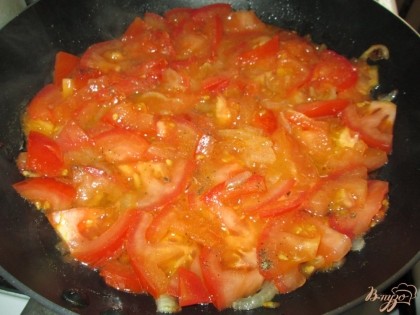 Жарить помидоры на небольшом огне около 10 минут.