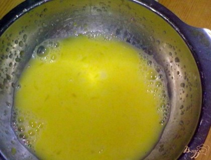Добавляем туда апельсиновый сок и взбиваем миксером. Из апельсина выжимаем сок и выливаем его во взбитый желток. Те, кто любят кислое, могут добавить немного лимонного сока.