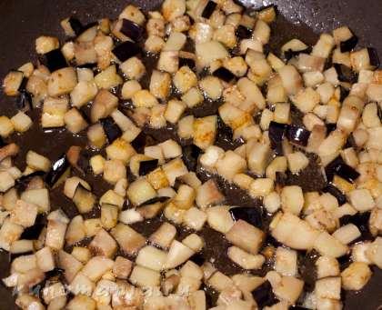 На сковороде разогреть растительное масло, выложить нарезанные баклажаны, обжарить 2-3 минуты.