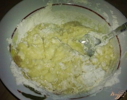 Яйцо взбить с сахаром, добавить соль, молоко, растопленный маргарин, муку, разрыхлитель и замешать тесто.