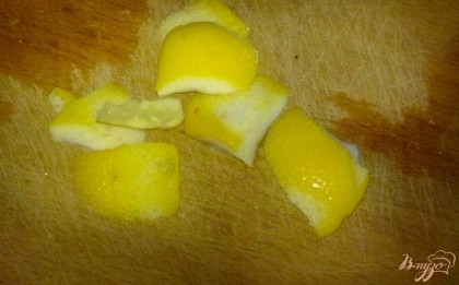 Лимон вымыть и снять с него шкурку.