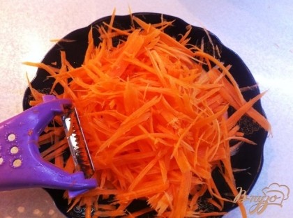 Тонкой соломкой нарезаем морковь