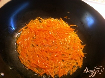 В сковороде Вок обжариваем порезанный чеснок и обжариваем пару минут морковь