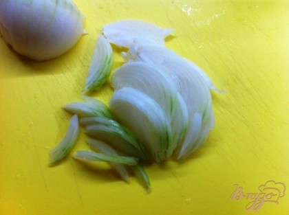 Нарезаем перьями белый салатный лук, добавляем к салатным листьм