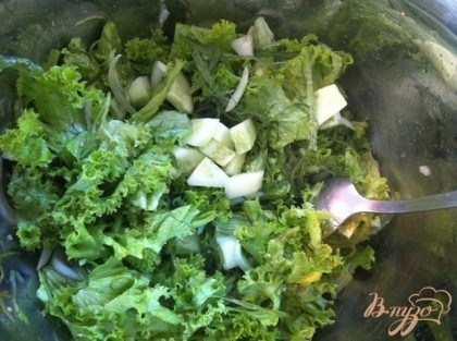 Добавляем огурец к салату и перемешиваем.