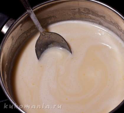 Постепенно добавить теплое молоко, помешивая довести до кипения. Варить до загустения 3-5 минут.