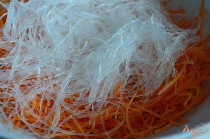 В салатник выложить морковь и лапшу. Лапшу заранее отварить или замочить в воде , зависит от сорта.
