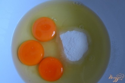 Яйца взбить  с сахаром в пену.