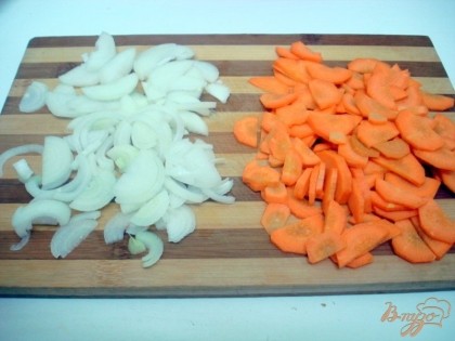 Лук и морковь мелко нарежьте.