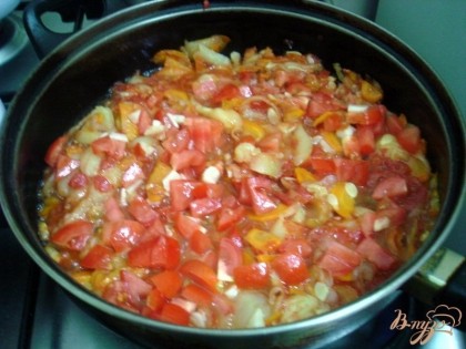 Чеснок и помидоры отправьте на сковороду к овощам, а также с ними отправьте томатное пюре.