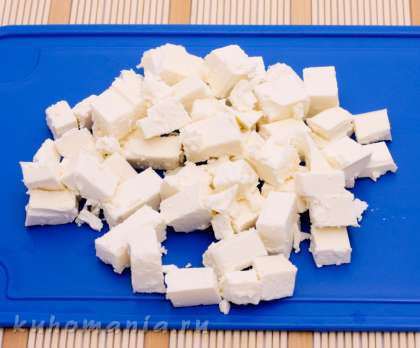 Крупными кубиками нарезать сыр фета.