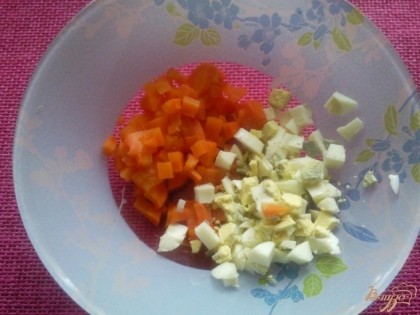 Морковь и яйцо отварить. Лук вымыть.Нарезать яйцо и морковь кубиком.