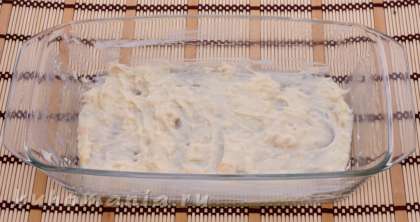Приготовление лазаньи:  Форму для запекания смазать сливочным или оливковым маслом. На дно формы выложить слой соуса Бешамель.