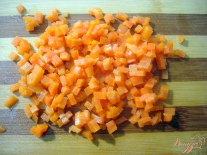 Морковь, которая варилась в бульоне, нарезаете мелкими кубиками.