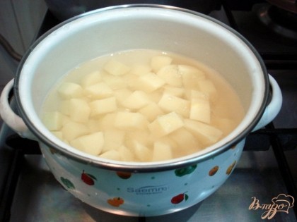 Выкладываем картофель в кастрюлю и заливаем холодной водой, воды должно быть столько, чтобы она только покрыла картофель. Варить до готовности.