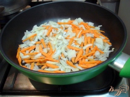 Лук и морковь мелко нарезаем и отправляем пассероваться на растительном масле до готовности.