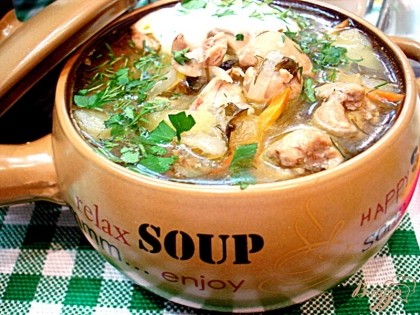Готово! всё соединяем в кастрюле с супом. Выливаем огуречный рассол и только после это солим и перчим. При подаче в тарелку добавляем сметану и свежую зелень.