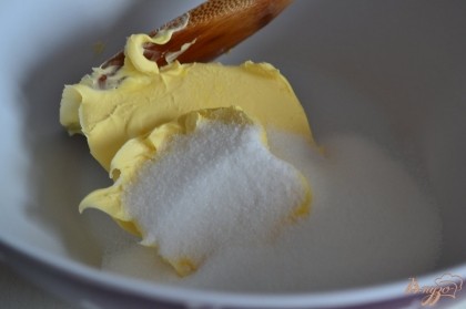 Мягкое сливочное масло (или маргарин) растереть с сахаром. Добавить щепотку соли.
