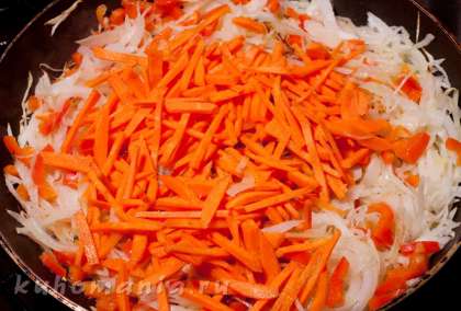 Выложить морковь, обжарить минут пять.