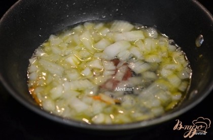 Добавить на сковороду 1 ст.л оливкового и 1 ст.л сливочного масла, как масло растопится добавить мелко нашинкованный лук. Обжаривать 4 мин.