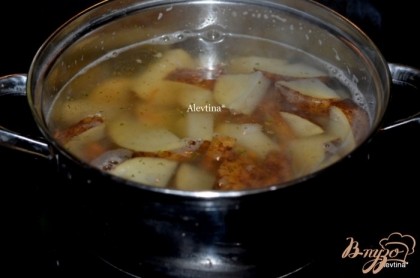 Картофель выложить в кипящую соленую воду на 5 мин. Затем воду слить.