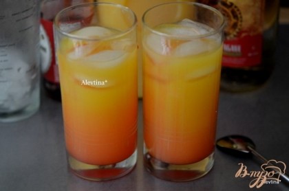 Готово! В высокий бокал сначала закладывают лед , затем текила,апельсиновый сок и по 1 ч.л  сироп гренадин на бокал коктейля. Смешать осторожно.