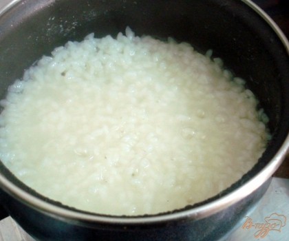 Готовый рис выглядит так. Слегка влажный и слегка клейкий. Это именно то, что нам нужно.