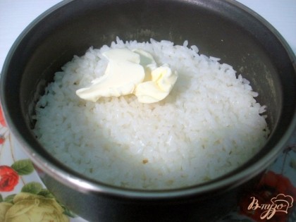В рисовую кашу добавляем для вкуса одну столовую ложку масла. Тщательно перемешиваем.